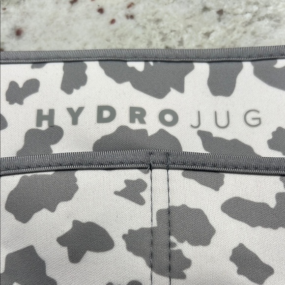 HydroJug Sleeve with Black and White Pattern - Picture 3 of 8